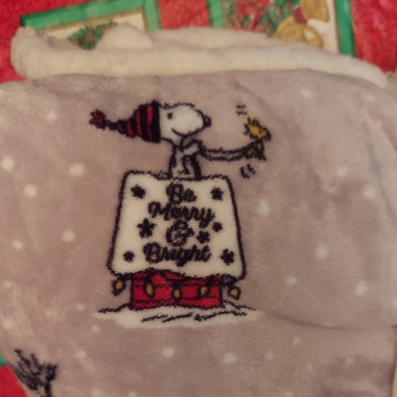 Peanuts Festive Blanket - Cream and Black - Picture 5 of 7